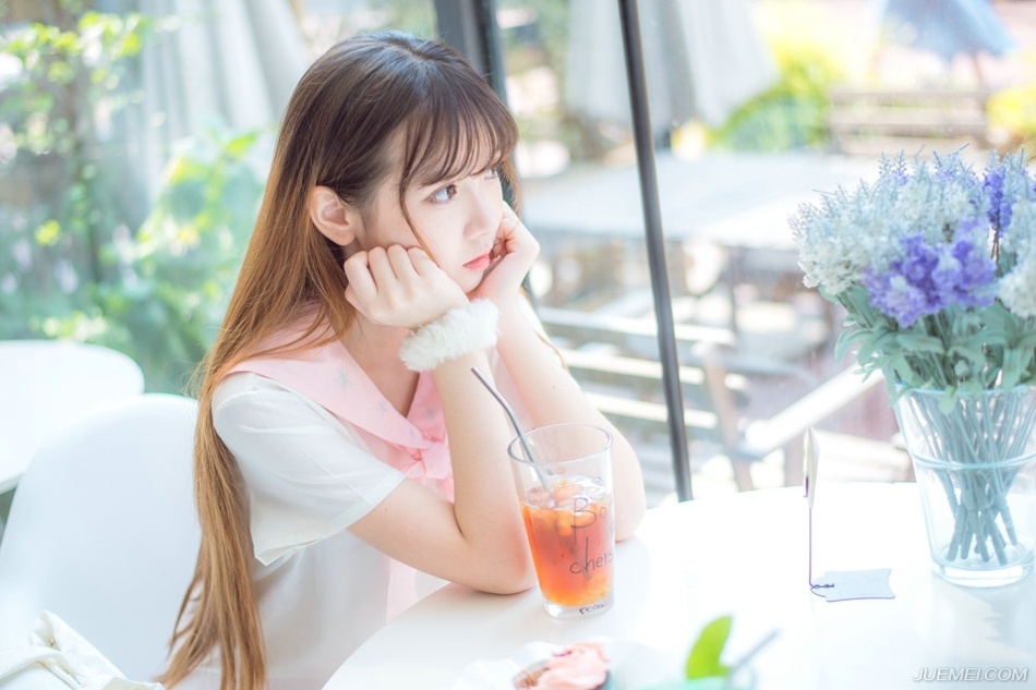 某些人的爱情，只是一种“当时的情绪”。如果对方错将这份情绪当做长远的爱情，是本身的幼稚。